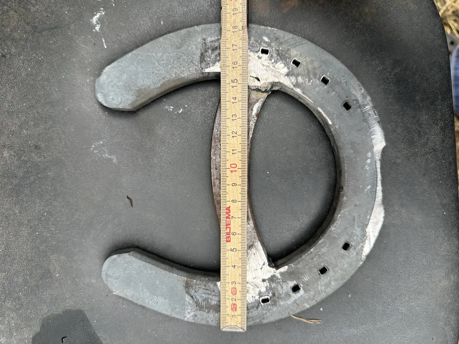 Det tåöppna fångbeslaget mäter 19 centimeter i bredd